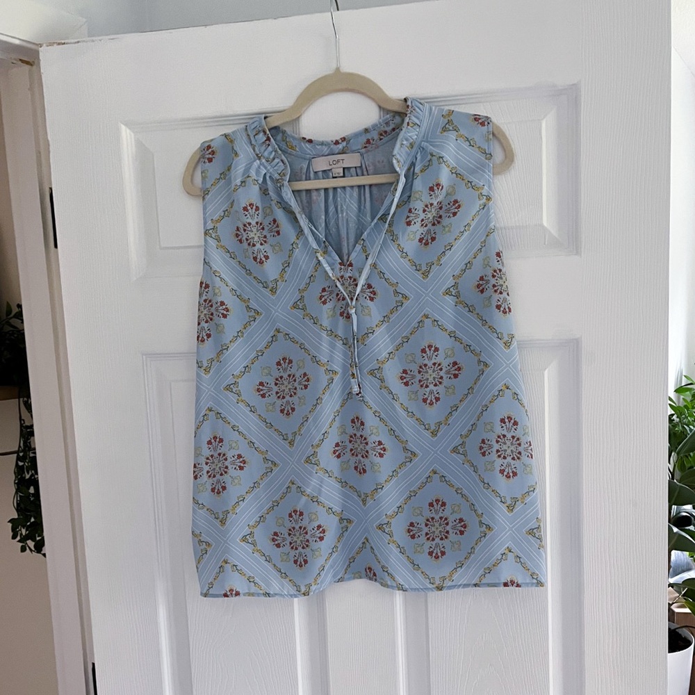 LOFT Light Blue Floral V-Neck Blouse Tank Top Flowy Lightweight Size Medium